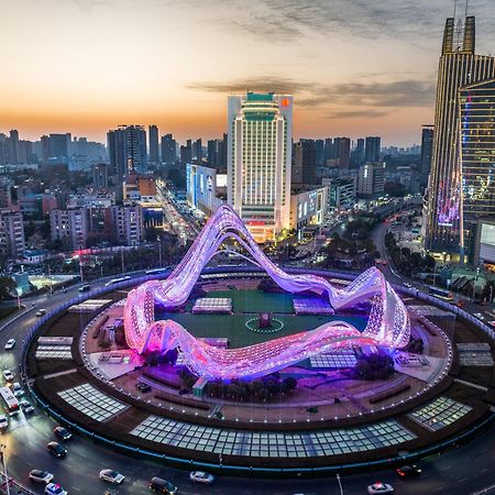 Ramada Plaza Optics Valley Hotel Wuhan Exteriör bild