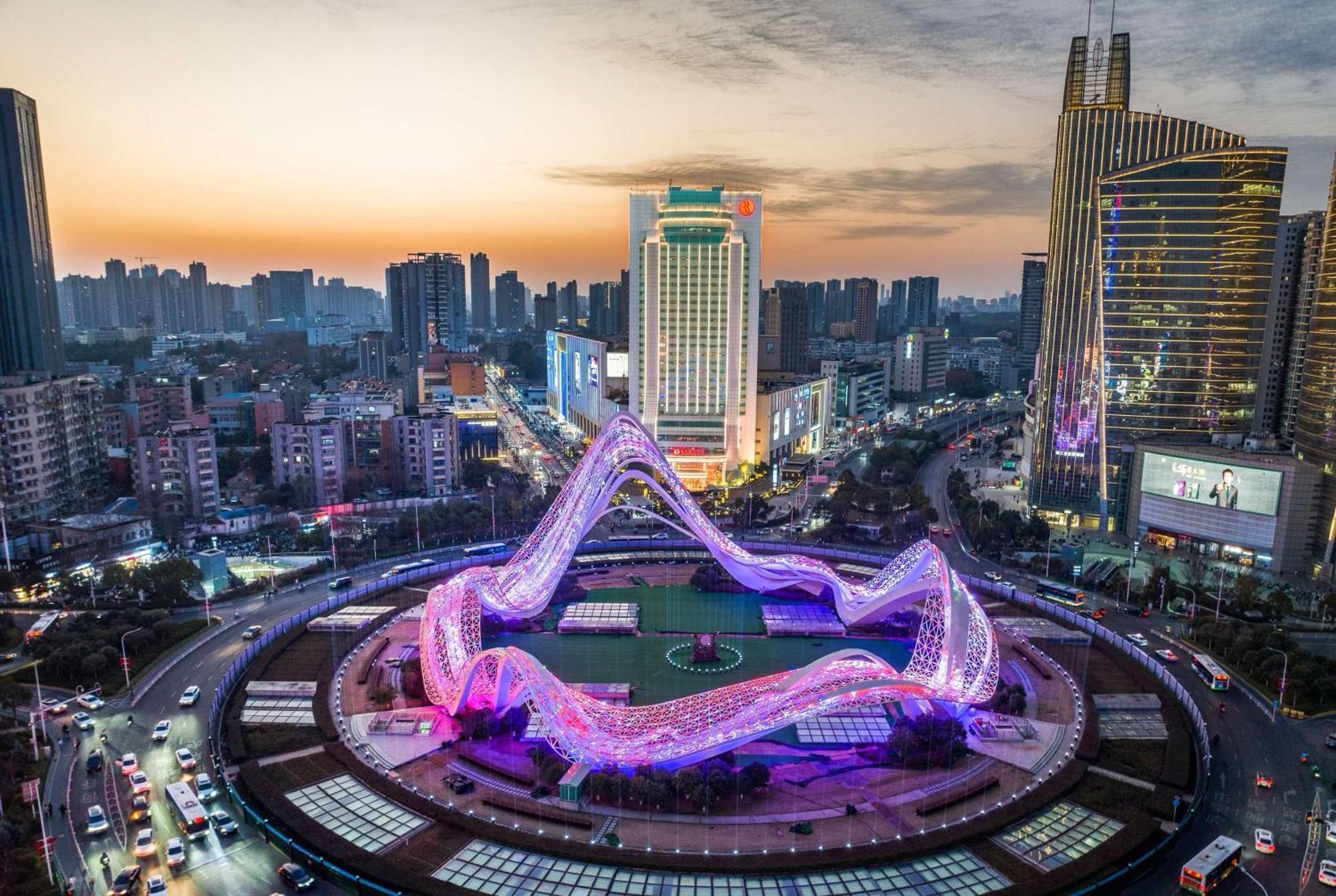 Ramada Plaza Optics Valley Hotel Wuhan Exteriör bild