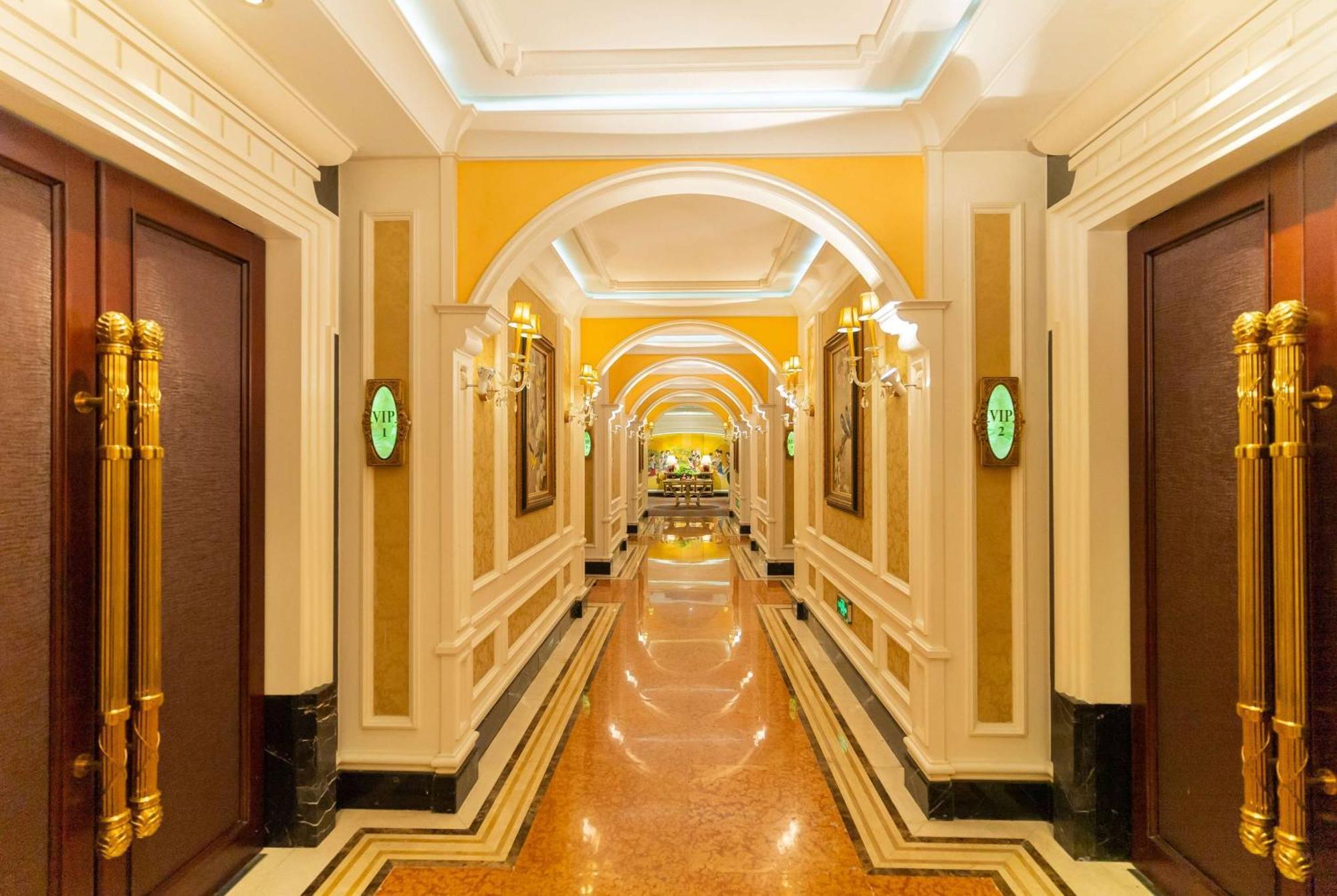 Ramada Plaza Optics Valley Hotel Wuhan Exteriör bild