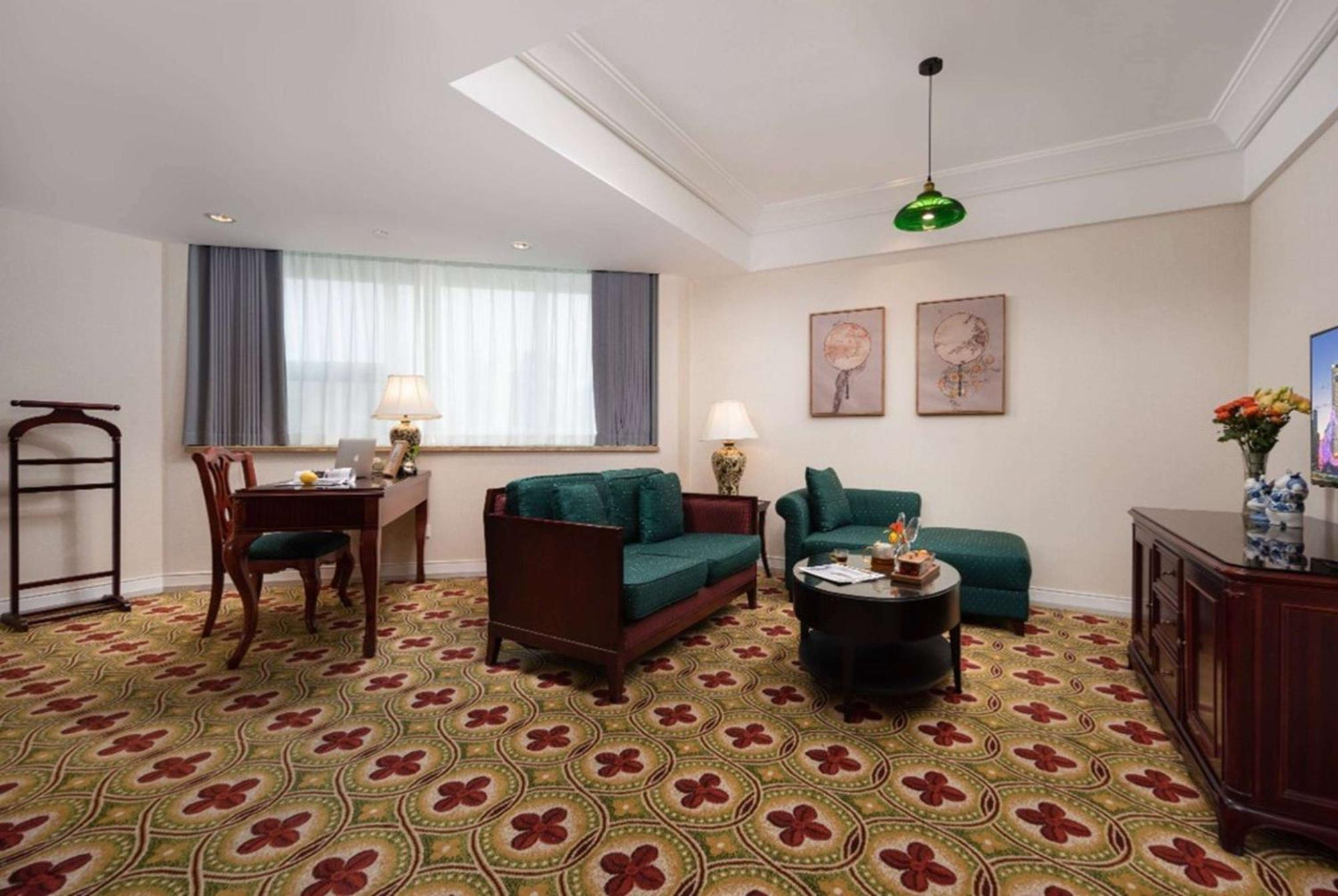 Ramada Plaza Optics Valley Hotel Wuhan Exteriör bild