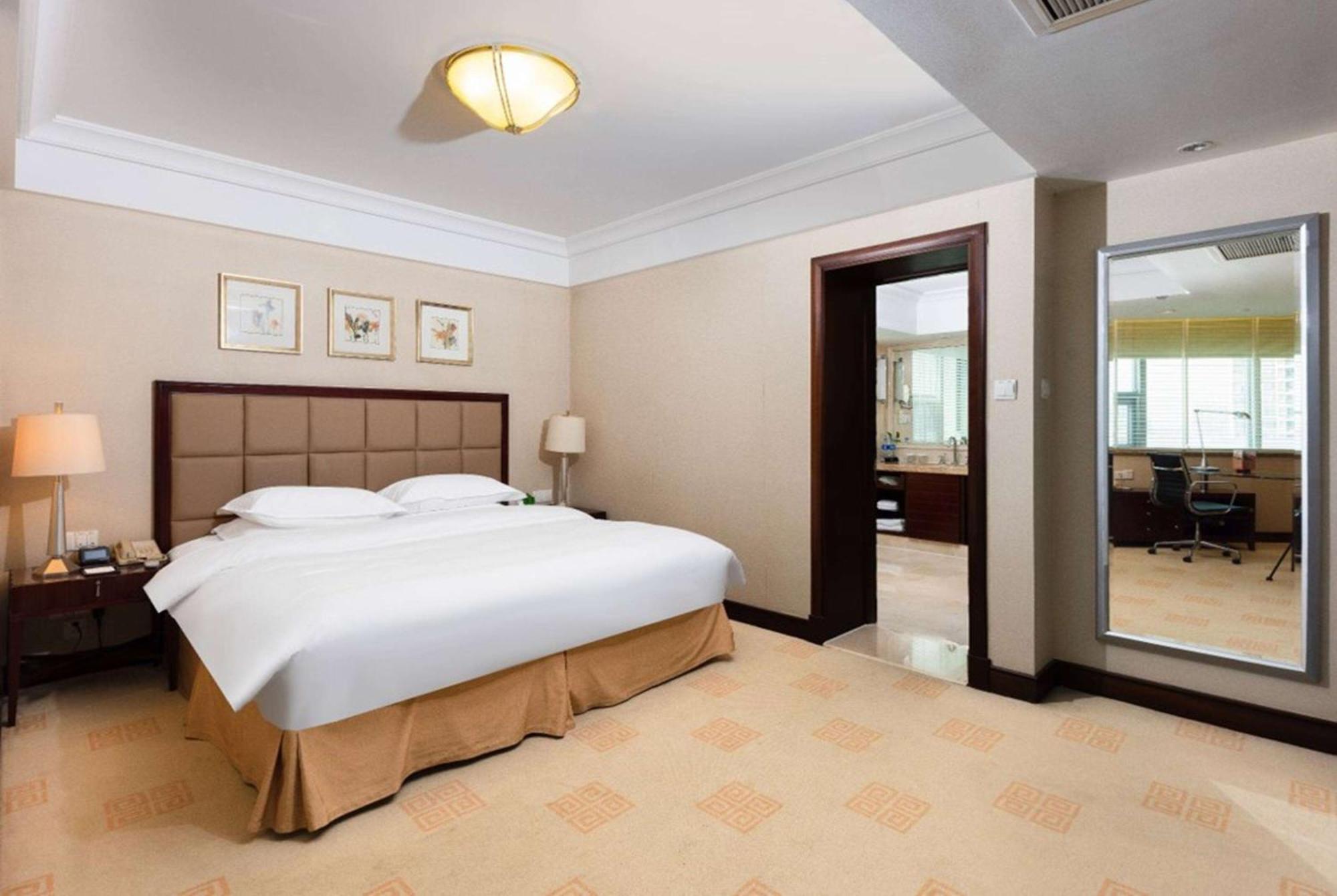Ramada Plaza Optics Valley Hotel Wuhan Exteriör bild