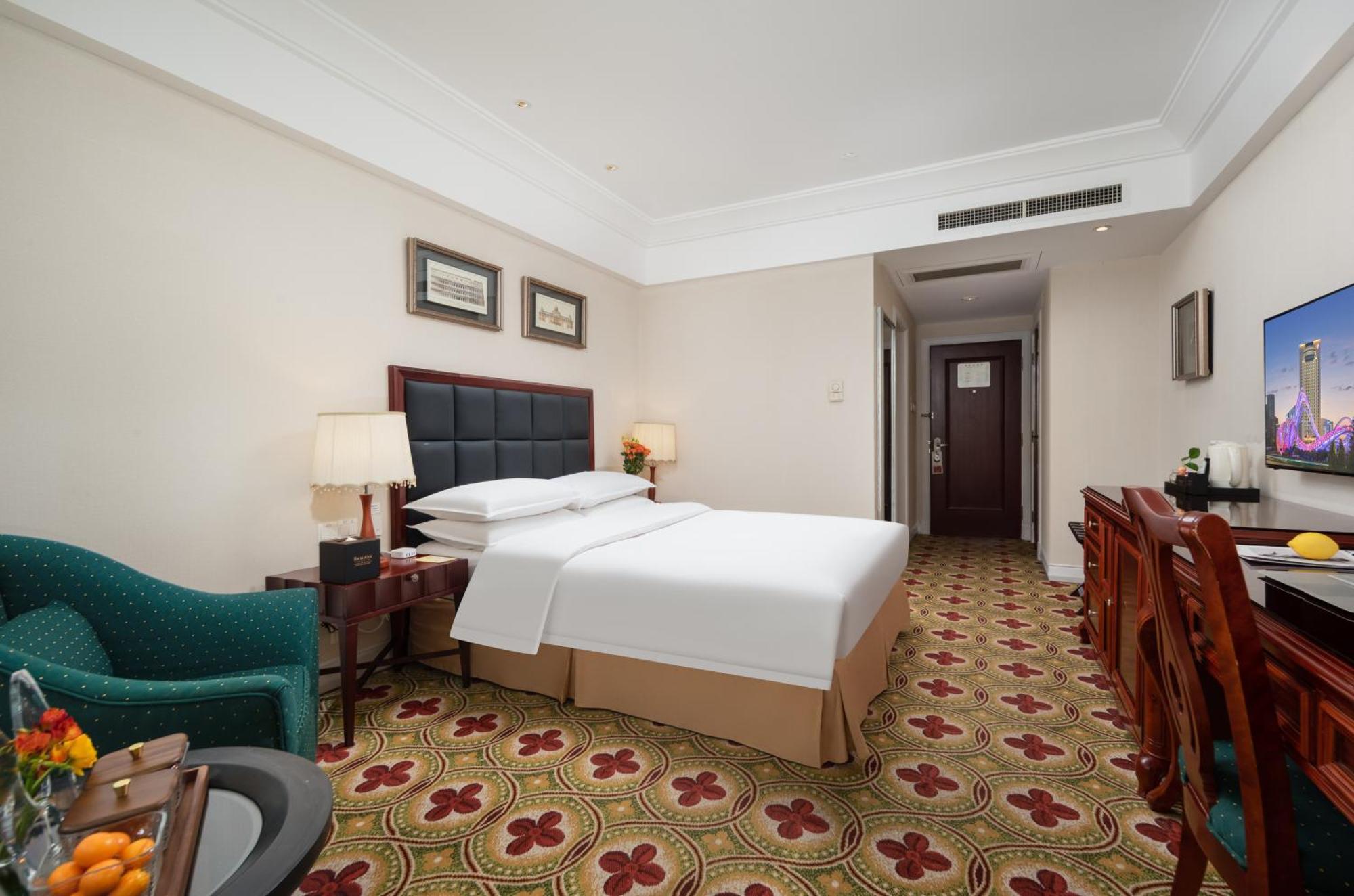 Ramada Plaza Optics Valley Hotel Wuhan Exteriör bild