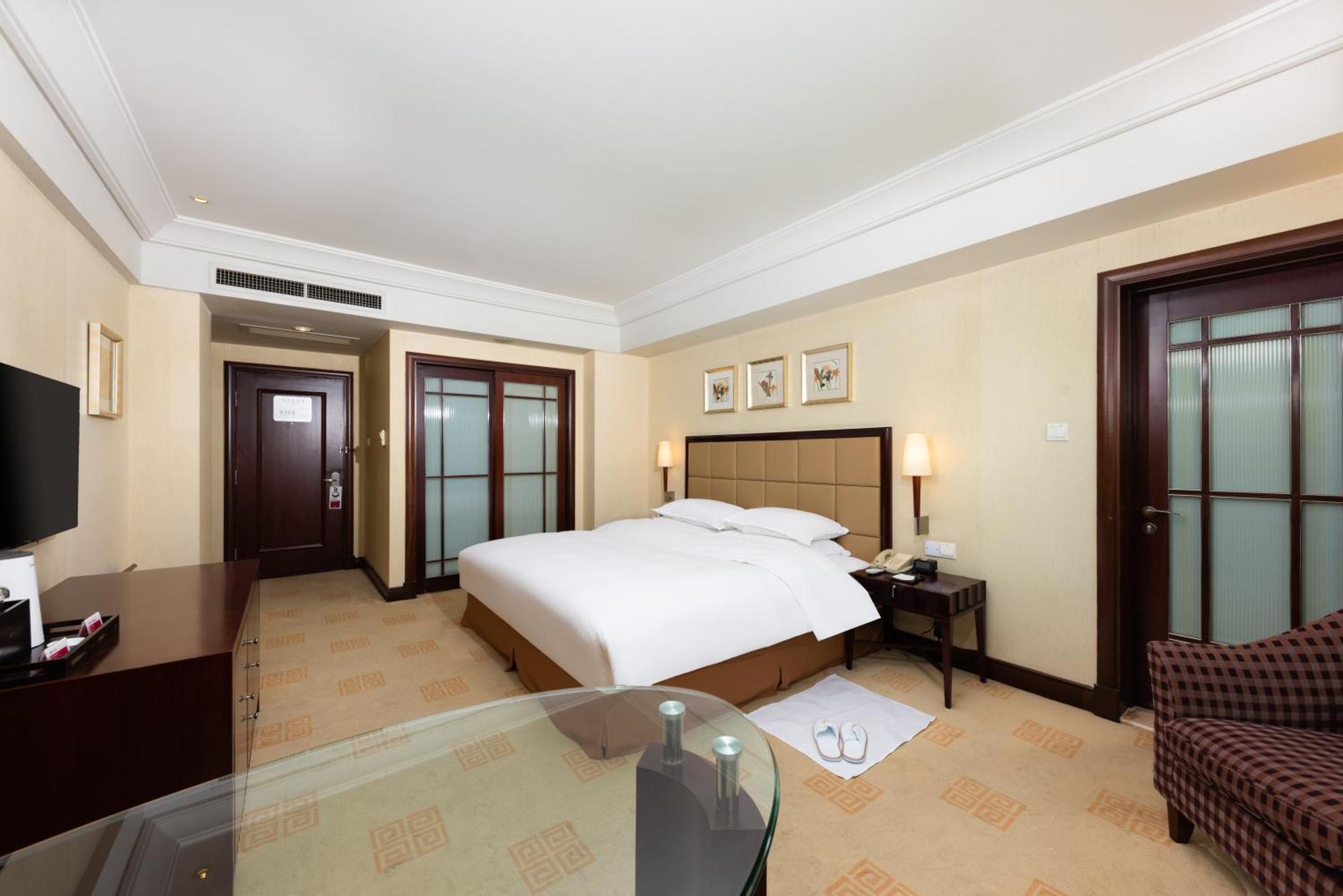 Ramada Plaza Optics Valley Hotel Wuhan Exteriör bild