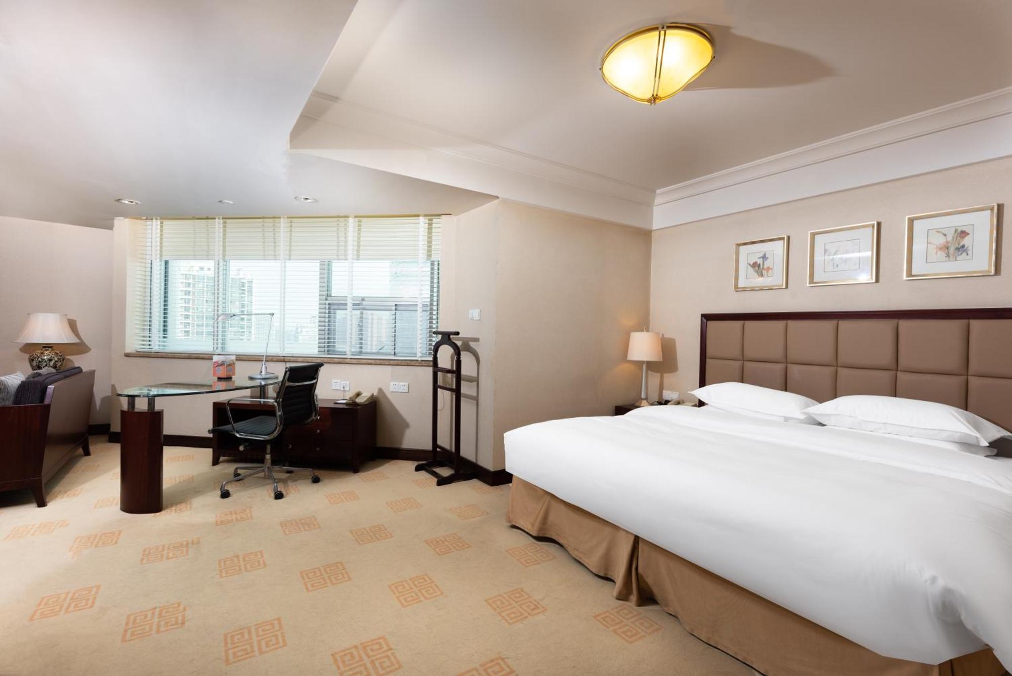 Ramada Plaza Optics Valley Hotel Wuhan Exteriör bild