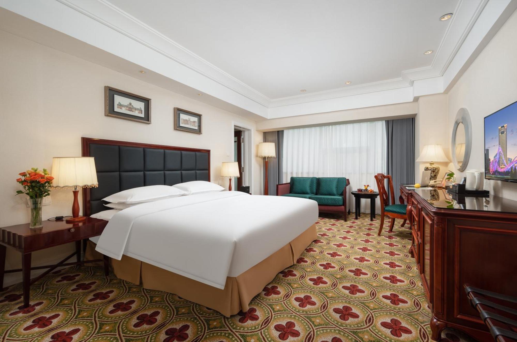 Ramada Plaza Optics Valley Hotel Wuhan Exteriör bild