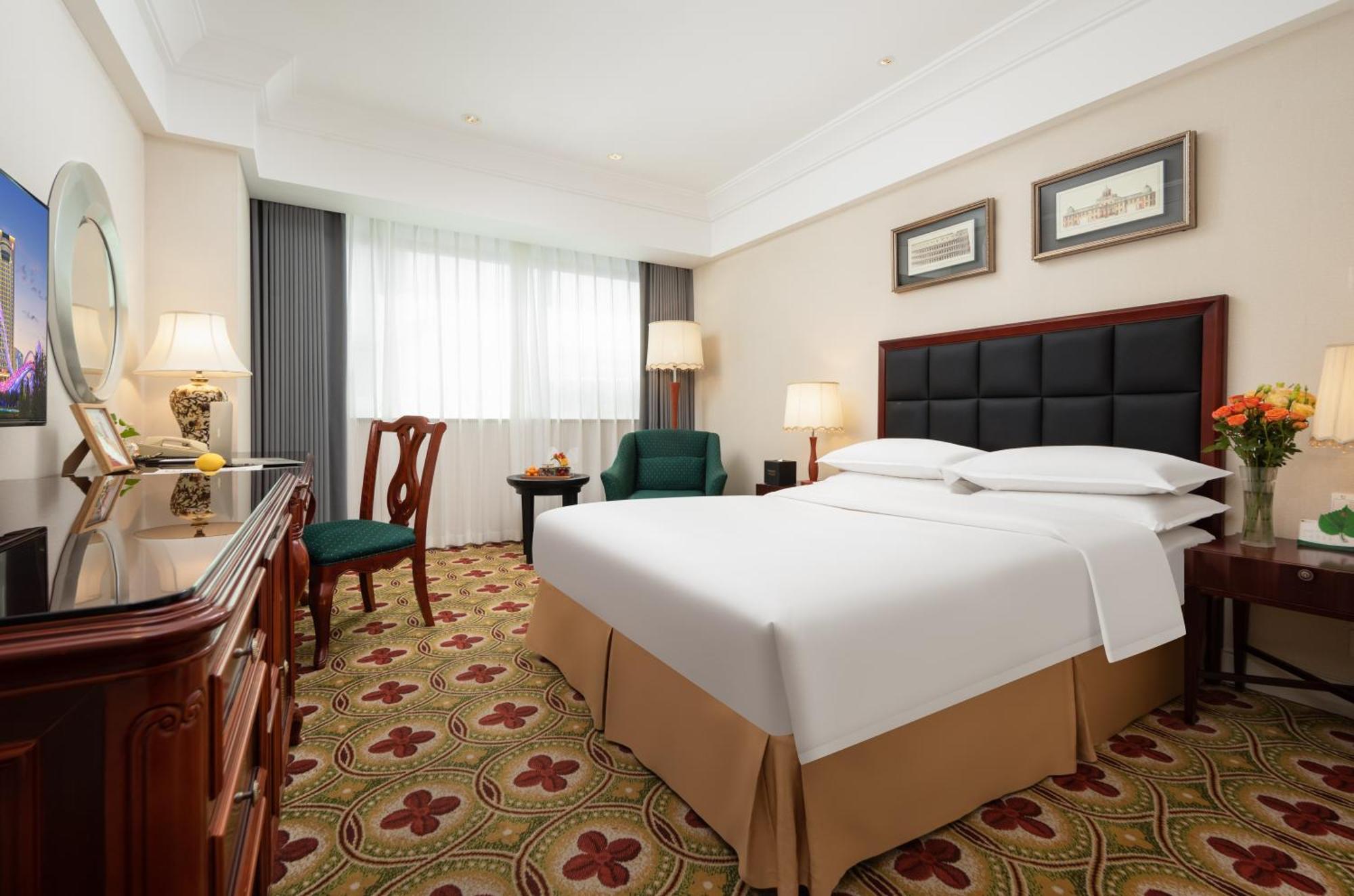 Ramada Plaza Optics Valley Hotel Wuhan Exteriör bild