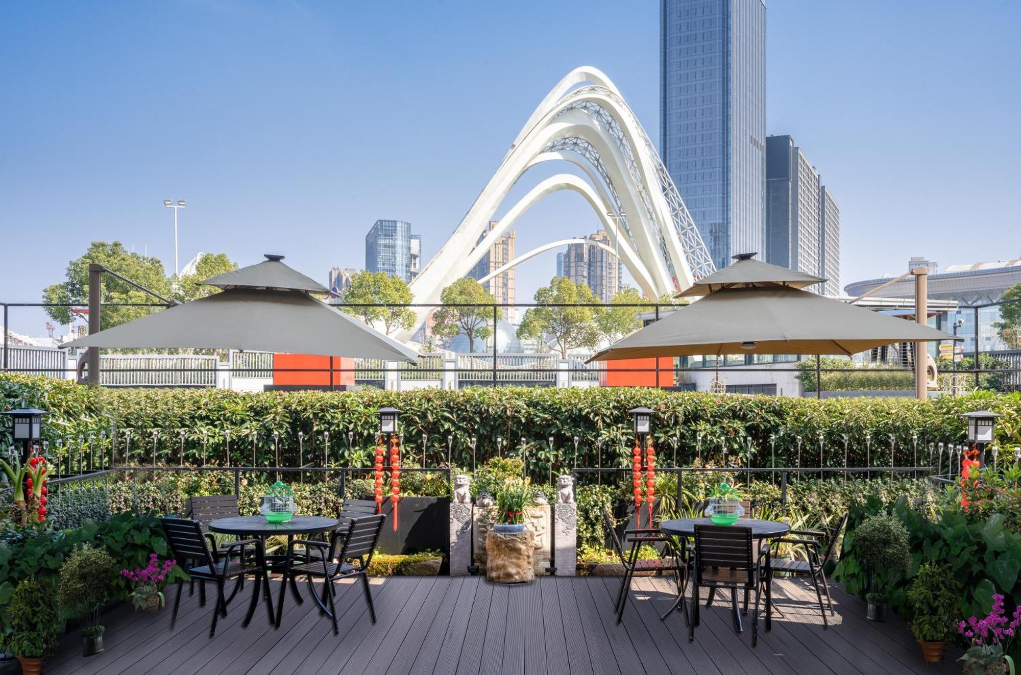 Ramada Plaza Optics Valley Hotel Wuhan Exteriör bild