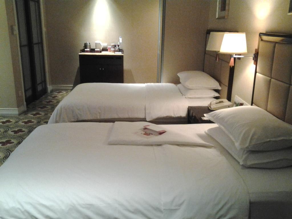 Ramada Plaza Optics Valley Hotel Wuhan Exteriör bild